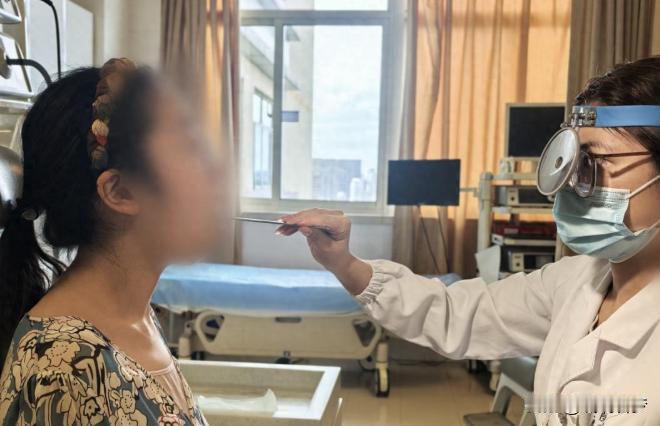 25岁女孩喉咙痛不当回事，结果一查是蜂窝织炎还并发喉梗阻这事儿发生在杭州，姑