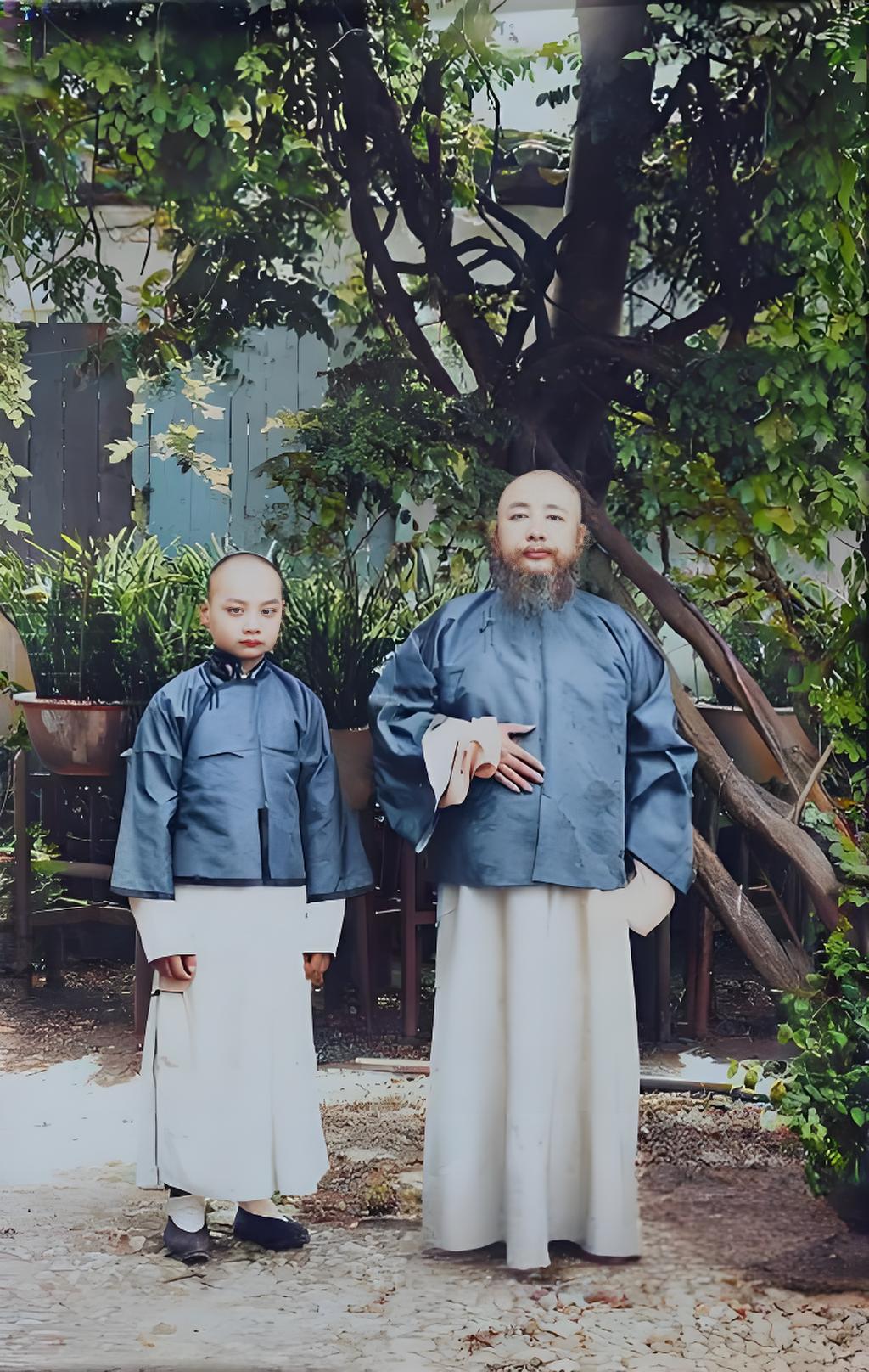 1911年，梁鼎芬52岁时与养子梁思孝合影