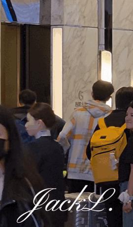 兄妹同乘一部电梯，真逗，莎莎先进了电梯，小牛看着大哥，大哥进去他才进去，黄油小肖