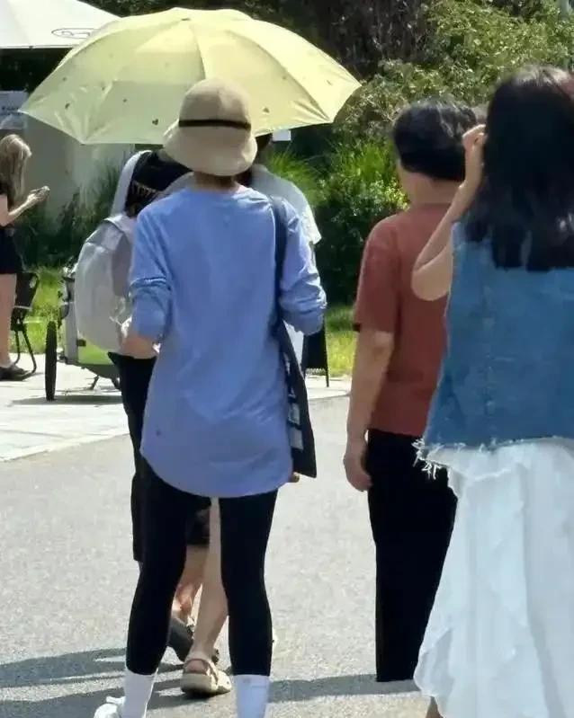 袁泉夏雨15岁女儿罕见露面，身高一米七超过妈妈，母女俩像姐妹