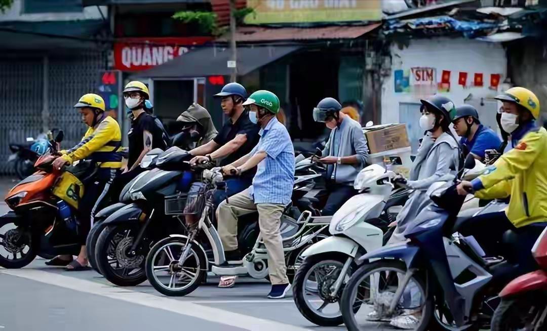 河内一个摩的师傅跟我说，现在跑一天，油钱吃掉一半。以前加满能跑一天半，现在半天就