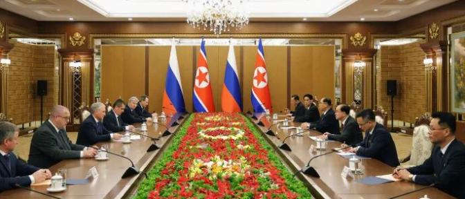 俄高官携带“北约战利品”访朝，朝鲜军工迎来新机遇。4月26日，朝鲜正在平壤举