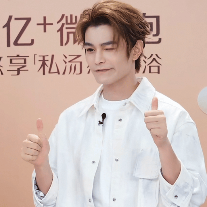 丁禹兮直播截图！这个兮兮真的是又帅又萌哒[红脸笑][扁嘴]！谁能不爱啊[