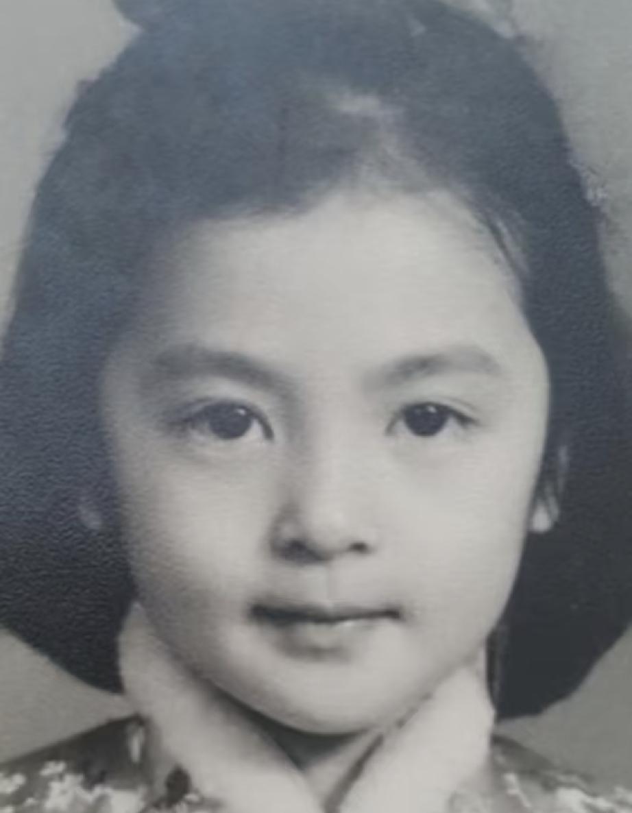 陈冠希的妈妈从小美到大，好像从言情小说里走出来的女主角。如果当年的她出道拍戏，