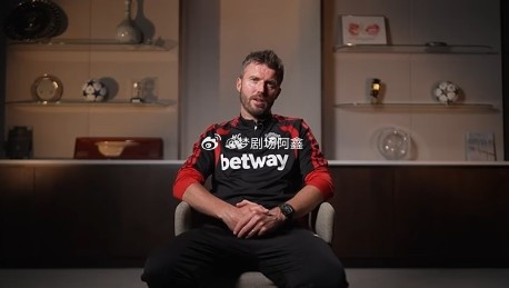 卡里克：开始做教练指导曾经的队友难以适应，现在已经习惯了！日前在接受采访的时候卡