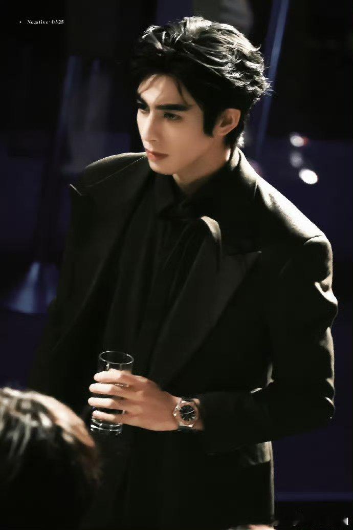 宋威龙就带着这张脸去演现偶宋威龙的颜太适配现偶了！眉眼锋利、下颌线清晰，冷贵气