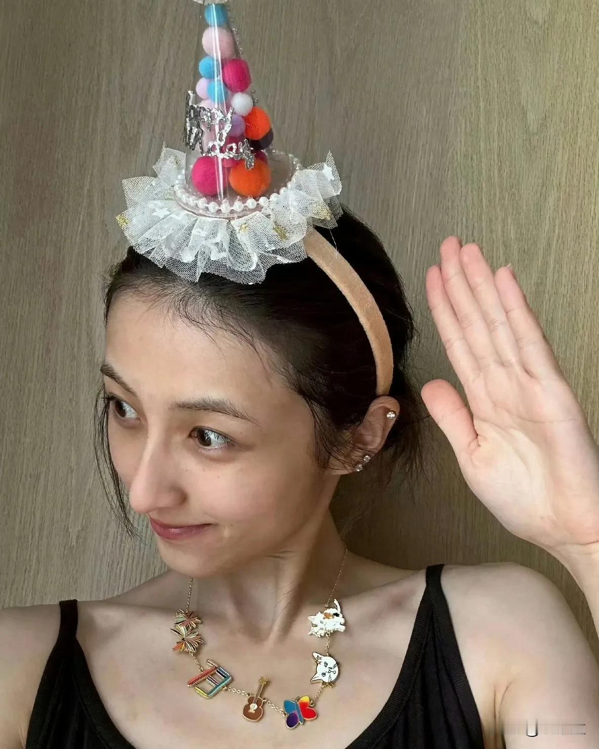 张子枫25岁生日照引起热议，热议的本身不是照片有问题，而是张子枫怎么瘦到这种程度
