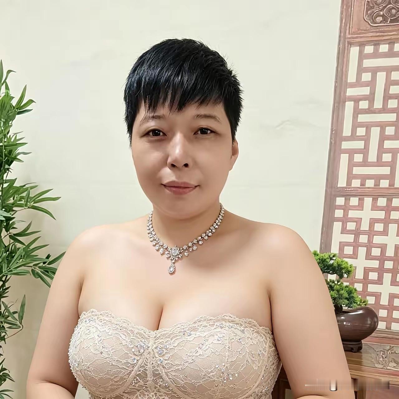 请你猜猜这位是男人还是女人？我看像是刚从t国改装回来的。您看像不像？