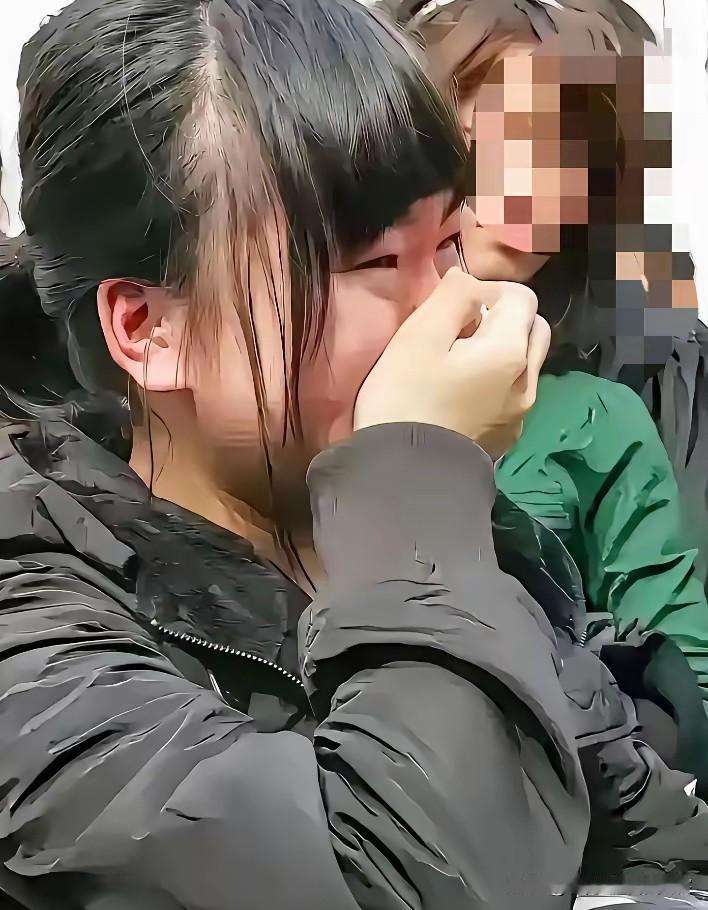 河南，17岁女生看到校门口站着的人，脱口而出“舅舅”，随后捂着嘴泪水啪嗒啪嗒往下
