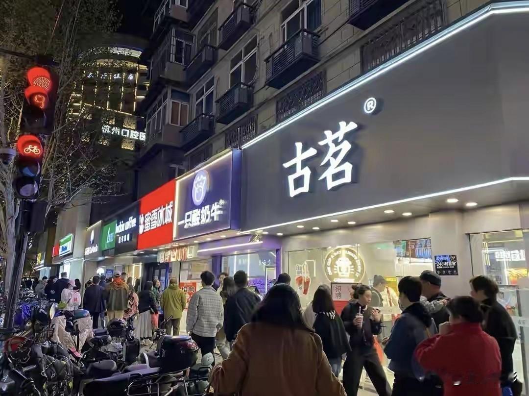 路过老家县城，被一条街上的景象震住了：蜜雪冰城、古茗、茶百道、沪上阿姨……短短5