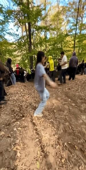 “她宁可被撞，也不肯回头看一眼。”目击者说，那辆摩托冲过来时，外籍女子只是笔