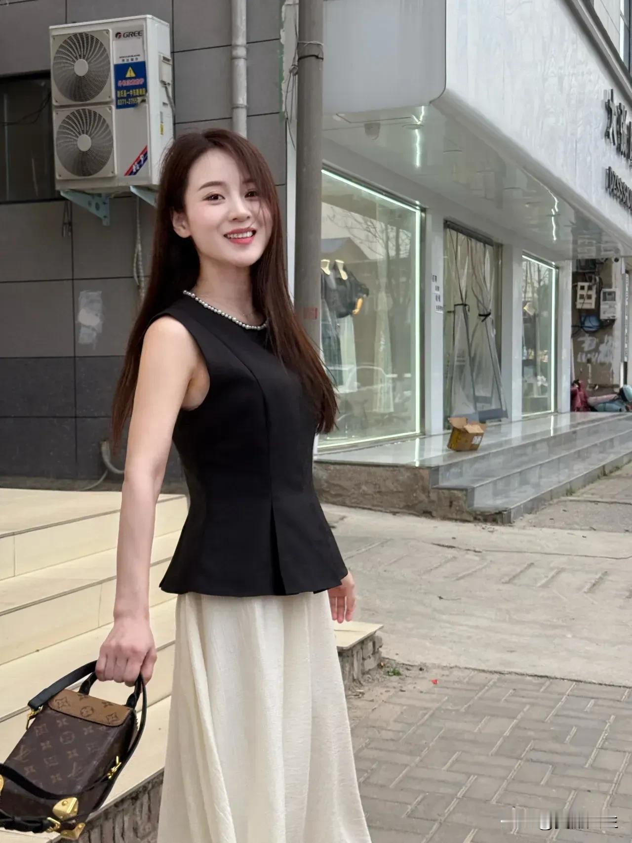 海以博大纳百川，人凭厚德方致远。[微笑][合