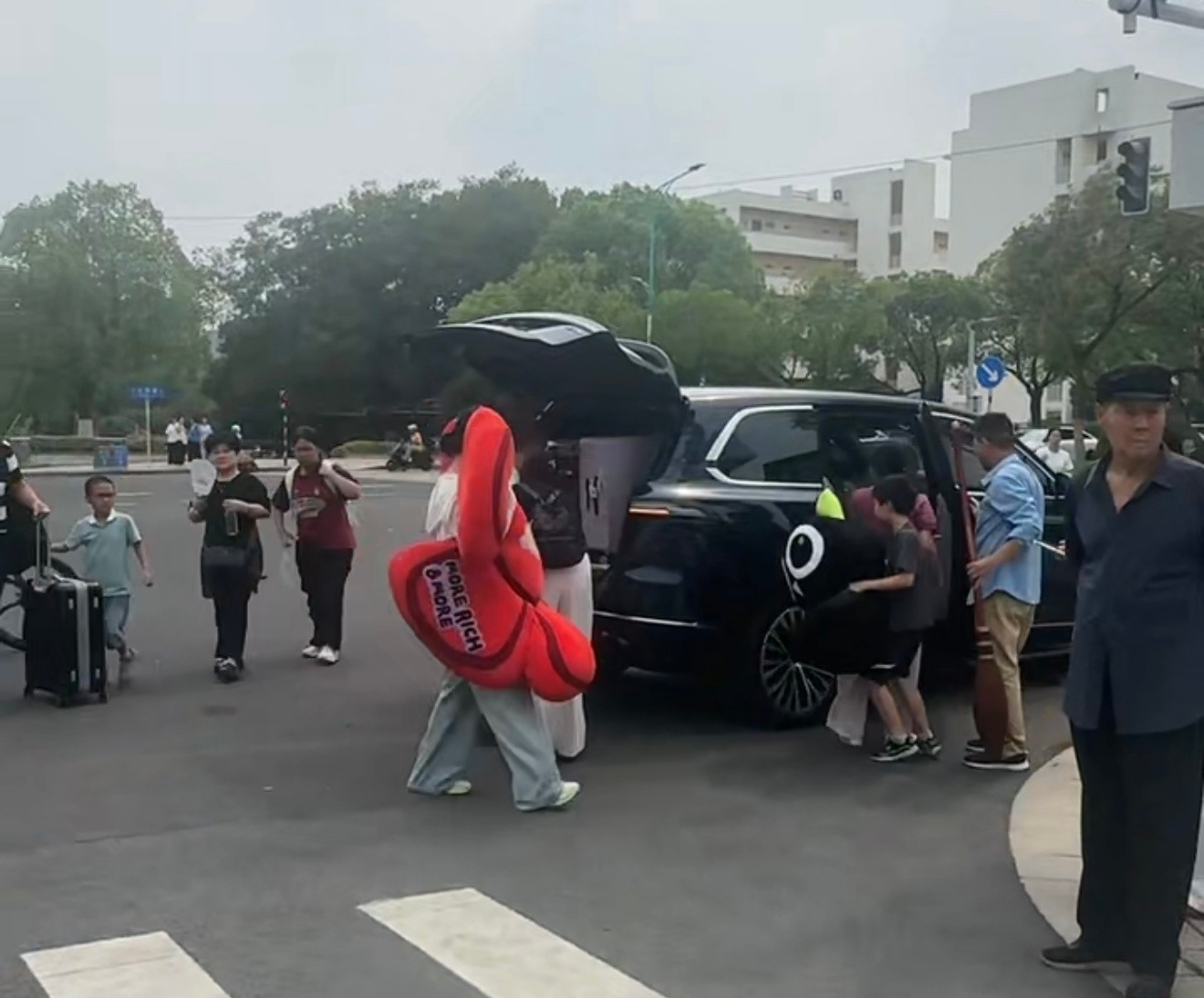 刷到大一新生开学，父母开车送她，然后后备箱被各种宝贝填满，不禁好奇，这些东西都是