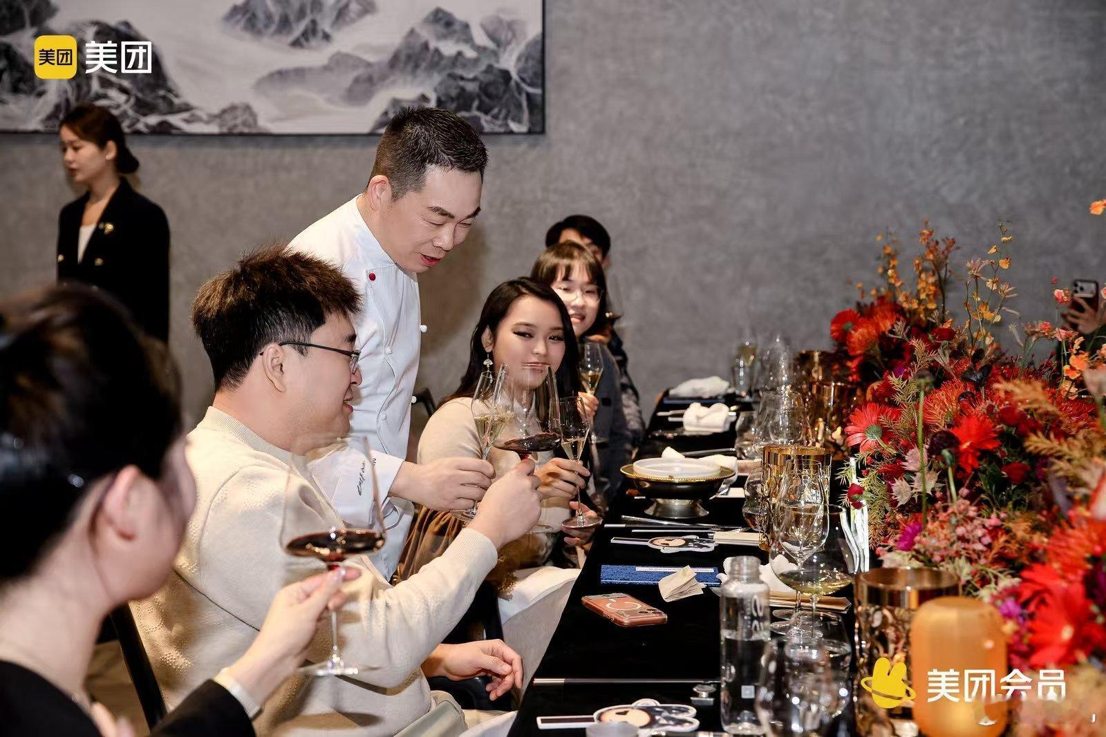 是谁的尊荣体验被拿捏了？黑珍珠餐厅定制私宴，从食材到摆盘尽显格调。黑钻会员专享预