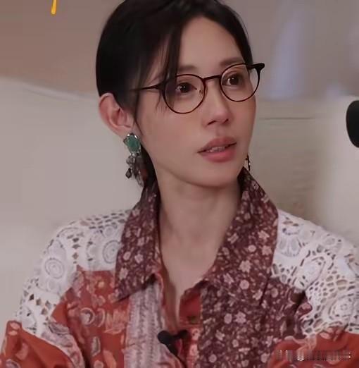 直到看到朱洁静被质疑装病，我才知道为什么有时候坚强也是一种错。2024年，