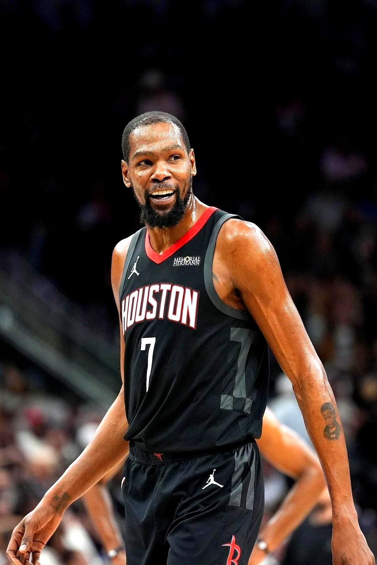 杜兰特两年命中率都在52%，带队结果却完全不同。去年他在太阳队出战62场