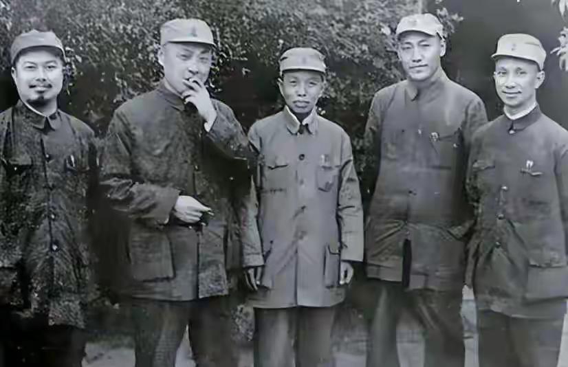 粟裕是大将之首，领兵作战能力是顶尖的，但他晚年的时候不被重用，这让他很沮丧。同为