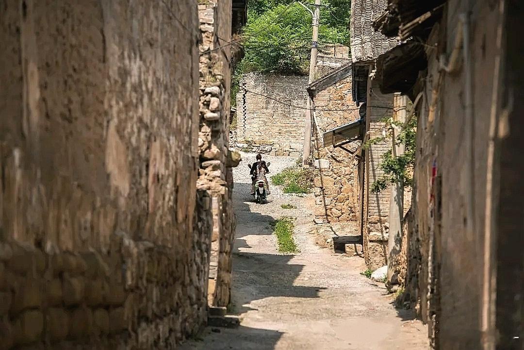 旅游攻略【古桃园村：山西版的“小布达拉宫”】古桃园村位于山西省翼城县西闫镇东南7公里，坐落在历山舜王