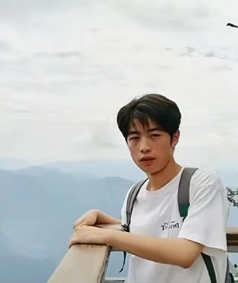 彭宇轩，老家的这个孩子找到了，判若两人彭宇轩，被电诈骗至缅甸。半个多月的时间，