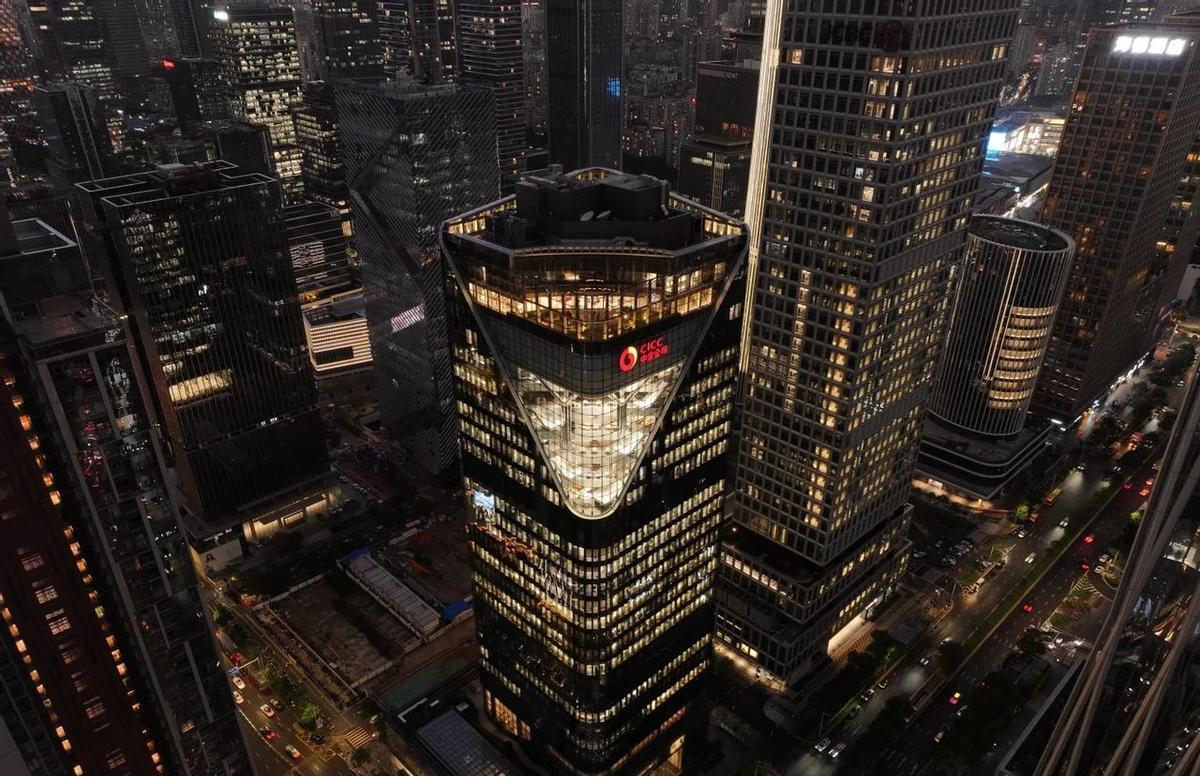 中金大楼亮灯那晚，全北京都在看。不是因为美，是因为有人拿它当朋友圈背景图，晒工