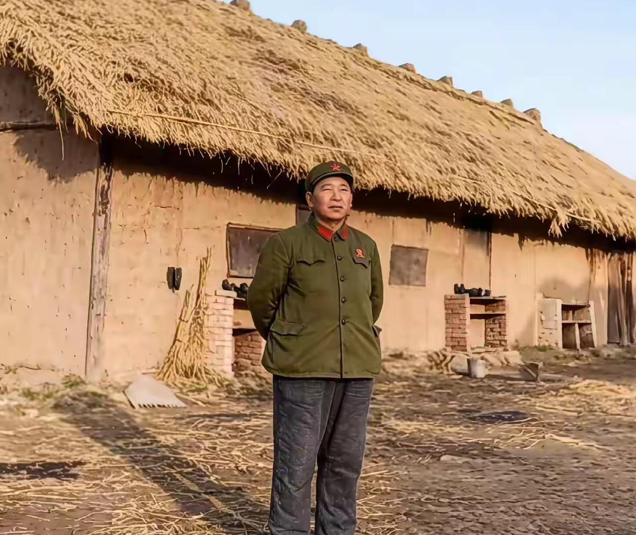 1970年，开国将领秦基伟下放到湖南西湖农场。褪去将军军装，他住进简陋的土坯茅草