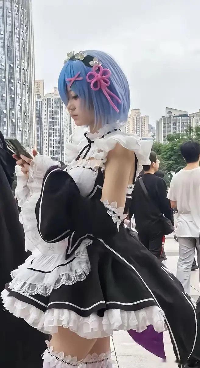 国庆节街拍好恐怖，这些女孩打扮真另类，这就是我们的下一代，你信不信？随便拽住一个