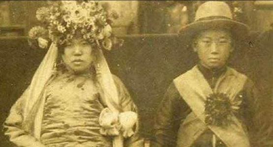 1864年，一个16岁的少年被绑在南昌刑场的木架上，刽子手磨着刀，围观百姓挤得水