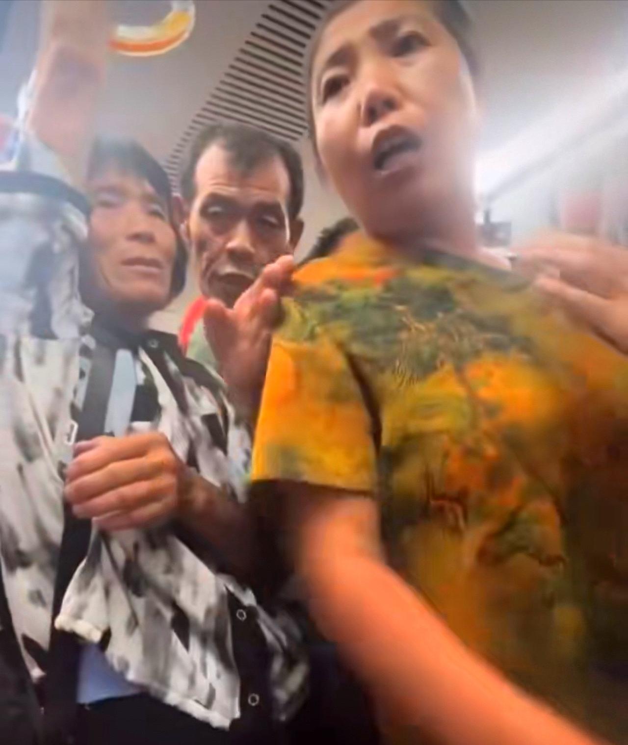 昨天，北京地铁女子拒让座被大妈抠伤脸，后女乘客下车调解要求老人道歉，大妈赔偿一百