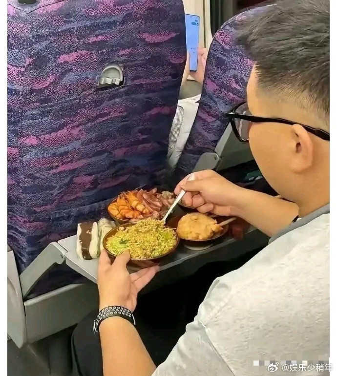 高铁上目睹一幕，心中五味杂陈。世间百态，各有其境，或许沉默是金，留一份理解与尊重