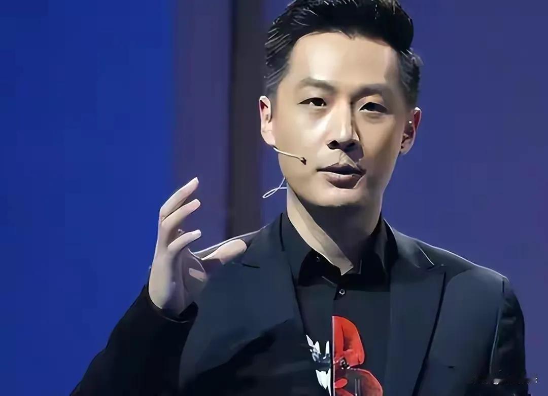 舒冬，堪称央视主持界的“高知担当”，顶着高学历光环，凭借沉稳大气又亲和的主持风格