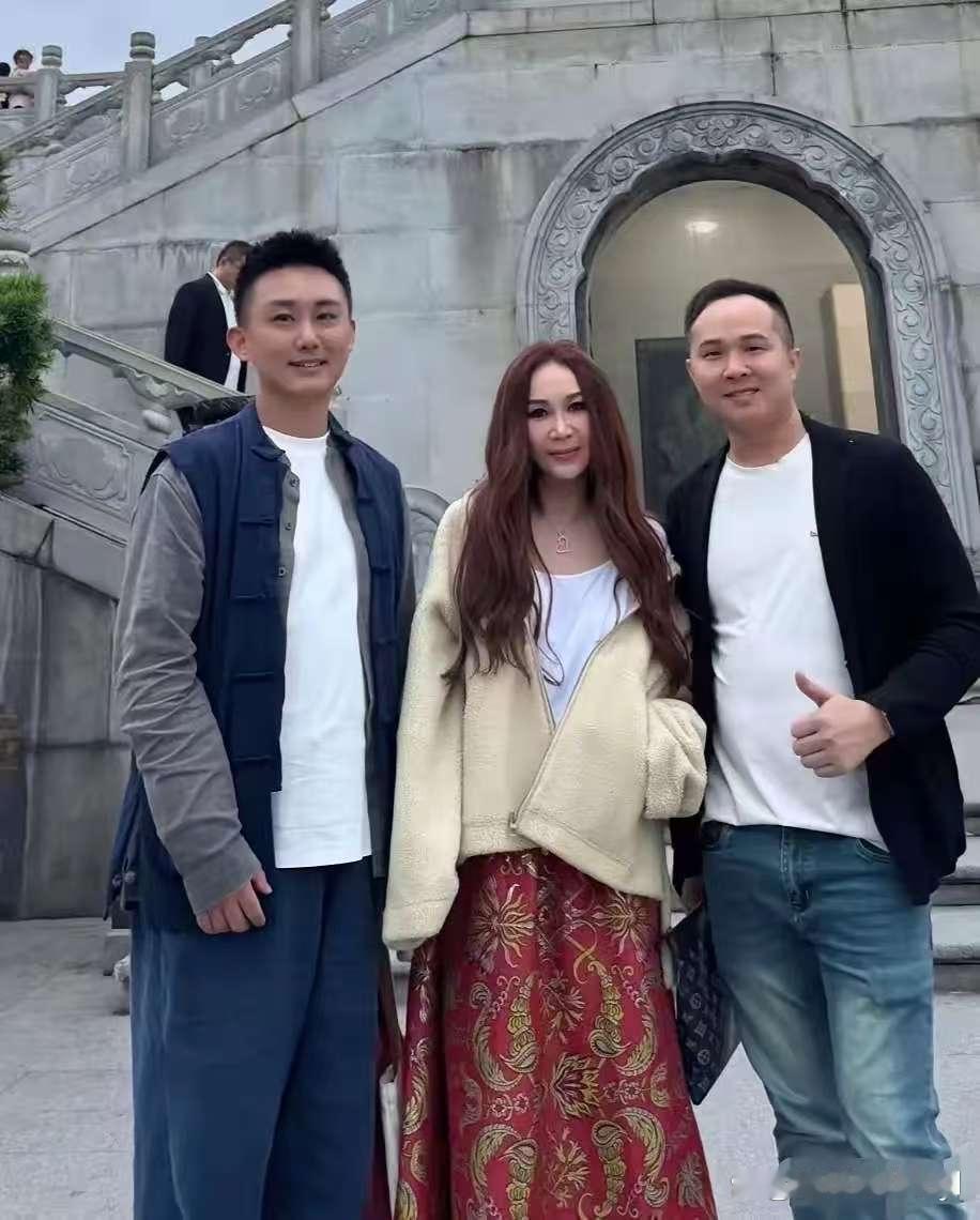 温碧霞真是千年不变的发型啊