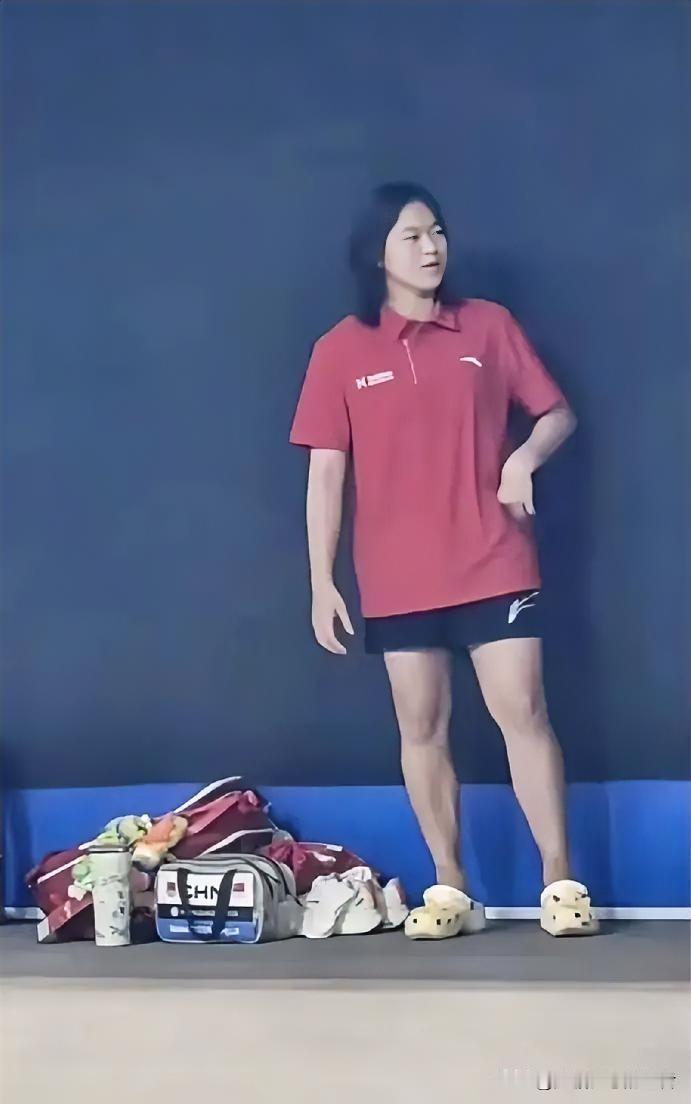 我朋友买了全运会的门票，今天在训练场看到全红婵了训练场上的婵宝儿跟领奖台上