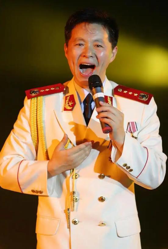 2008年，歌唱家王宏伟40岁还没找到另一半，有一回赴新疆表演，一位老友也替他发