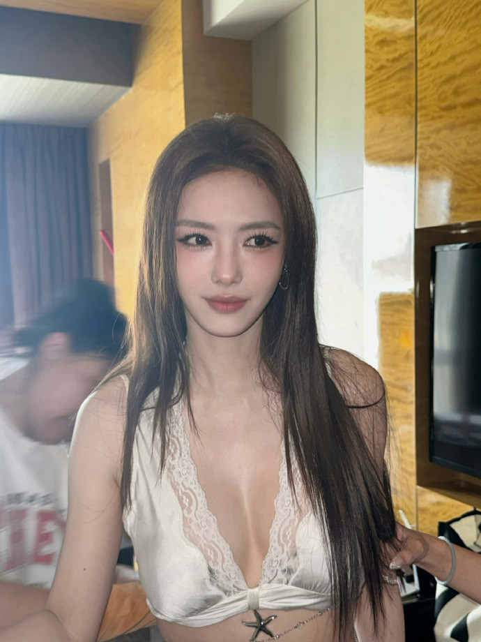 金鹤龙给蔡文静化微醺野生美女妆看多了流水线妆容，这套真的让人眼前一亮。没有把五官