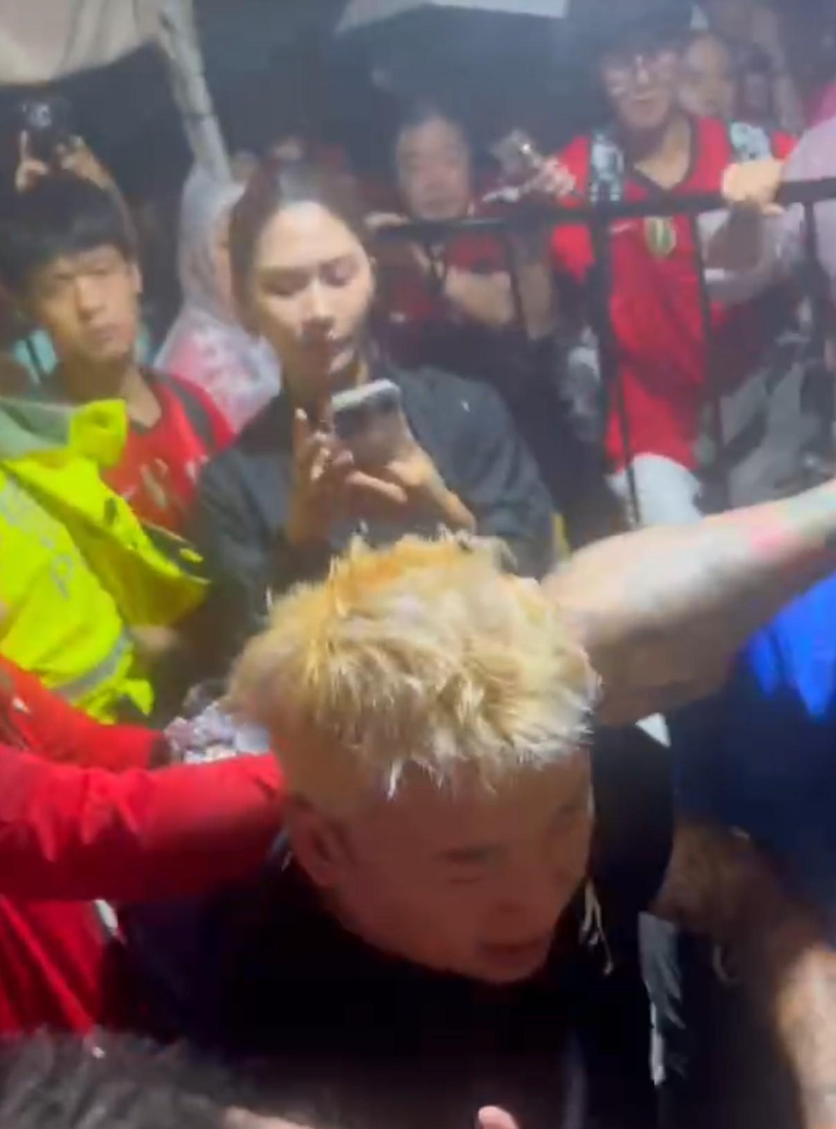 【德比赛后申花球迷遭围殴】据现场球迷消息，在德比赛后的浦东足球场外发生了不和谐