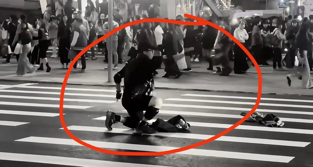 台北袭击事件嫌犯张文，27岁，据查是因为他“妨害兵役”被通缉，因“挟怨报复”而行