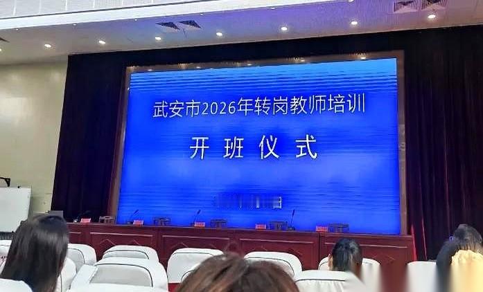 好家伙，我跟你说个数字，你品品。今年小升初，17000多人。今年幼升小，70