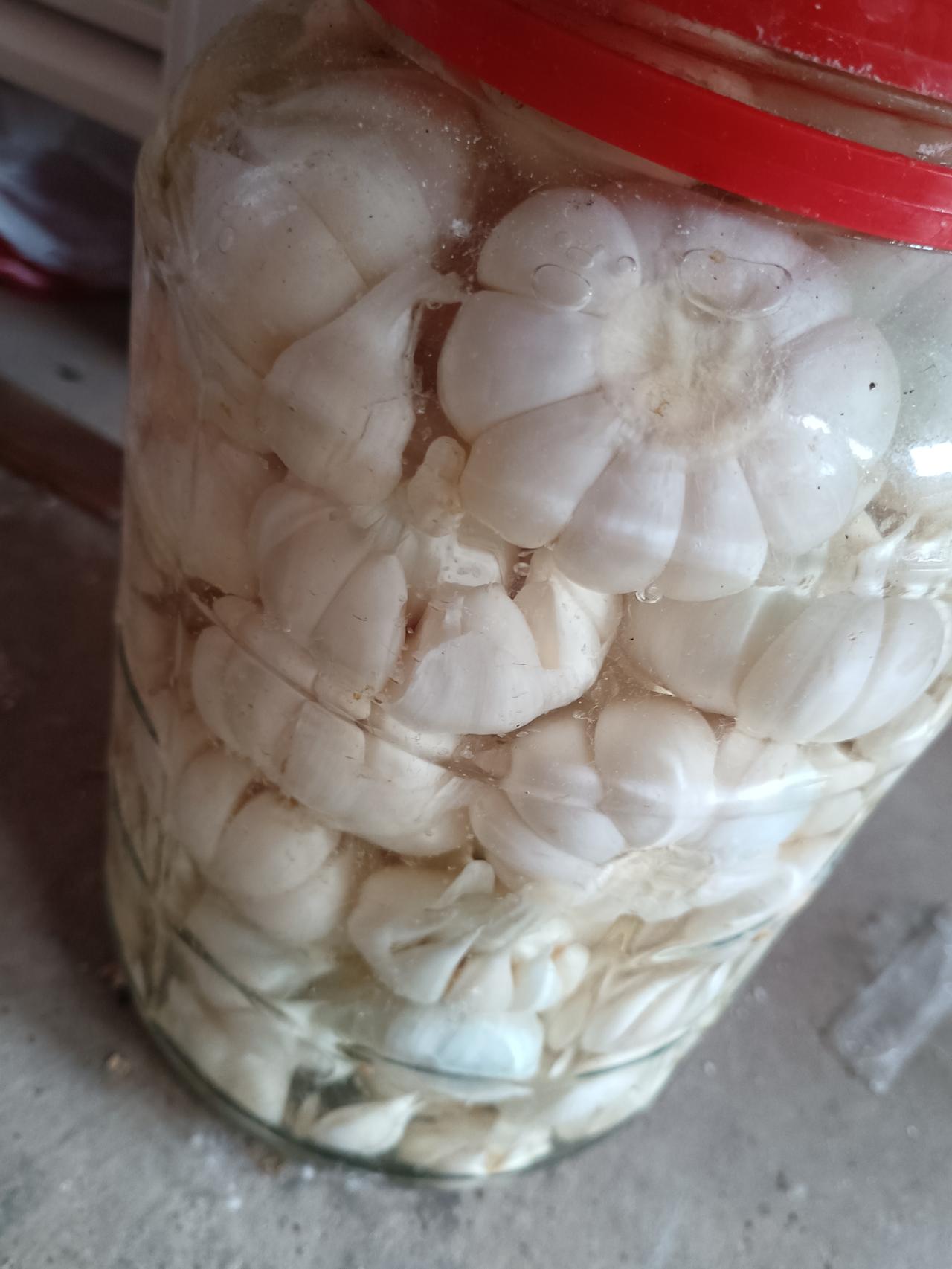 我家每年必泡的糖蒜，配方传了两代人，酸甜脆爽半年不坏一到春夏之交，我家阳台