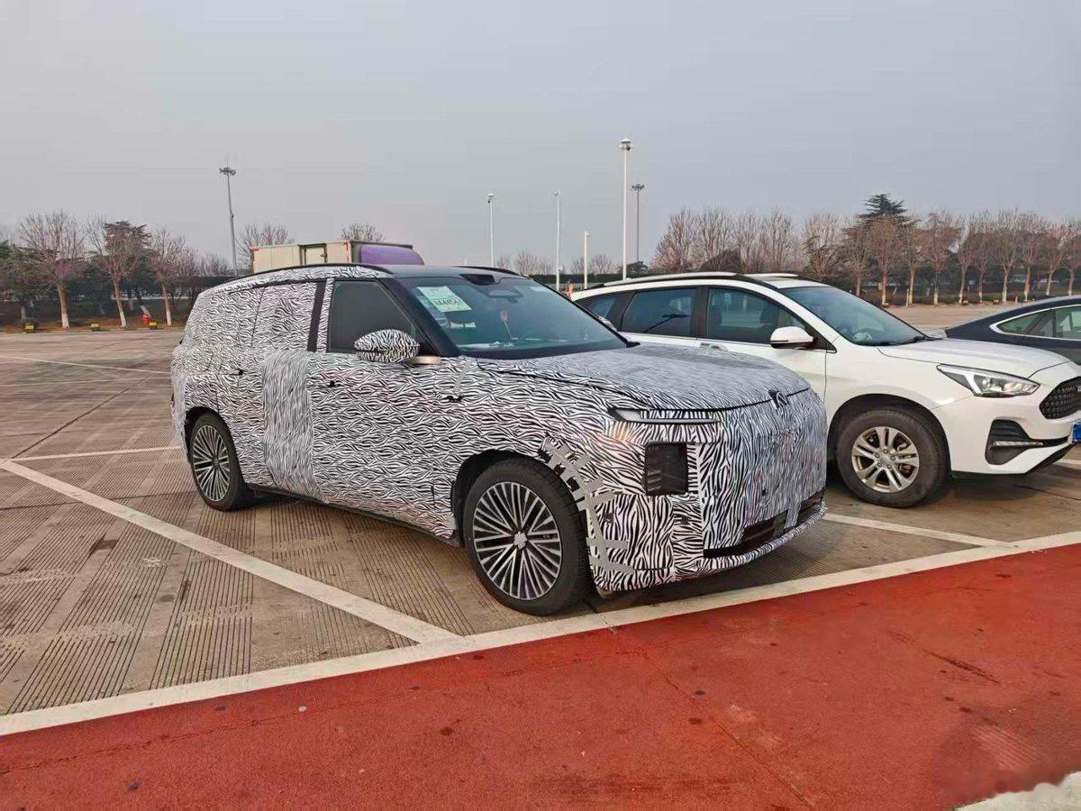 今天在徐州服务区遇到上汽大众那辆ID.ERA伪装车了，体格看着真不小啊，车身起码