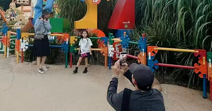 王阳和妻女香港度假, 被认成韩庚微笑配合拍照, 俩人真不是表兄弟