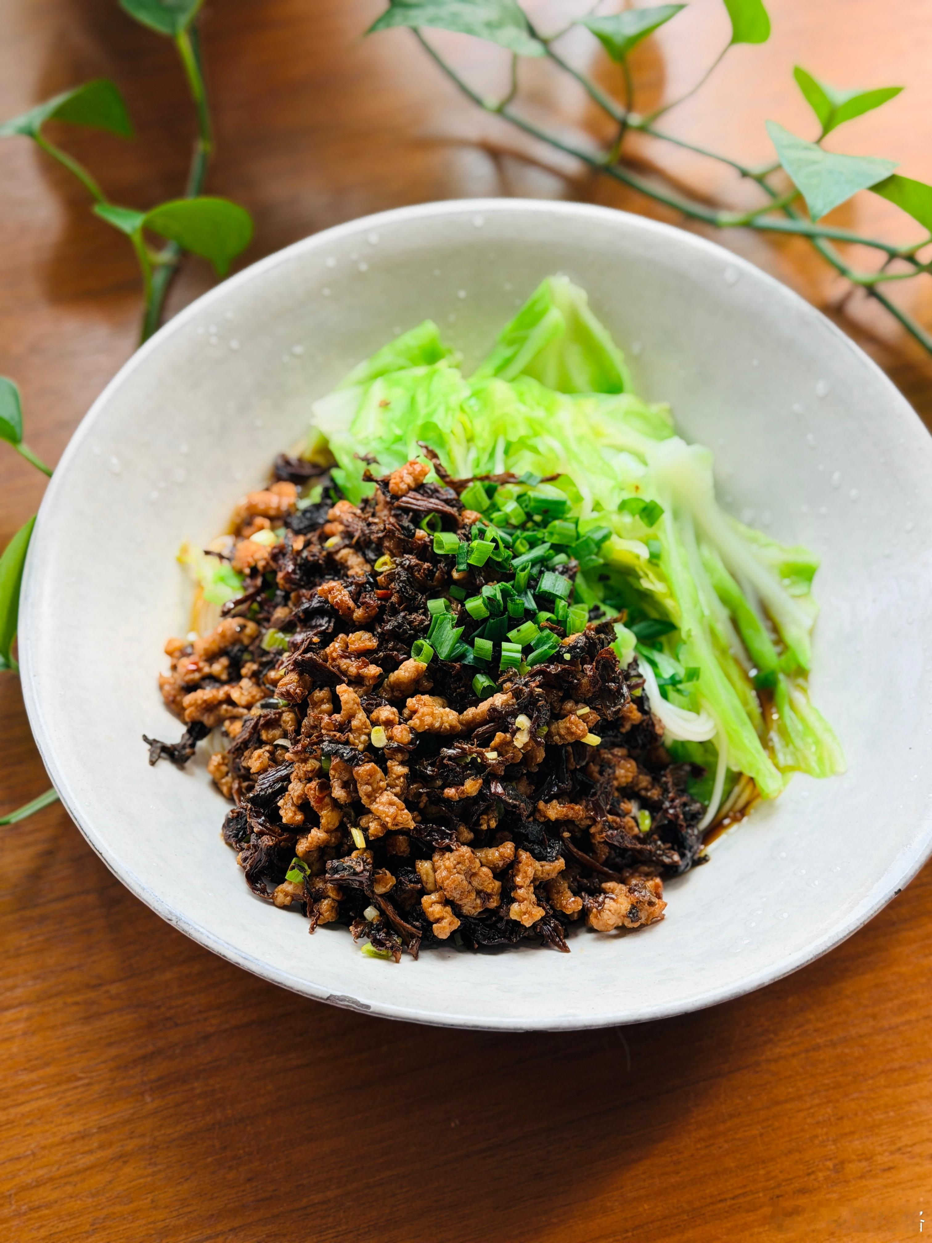 午餐盐菜肉沫拌面。​​​