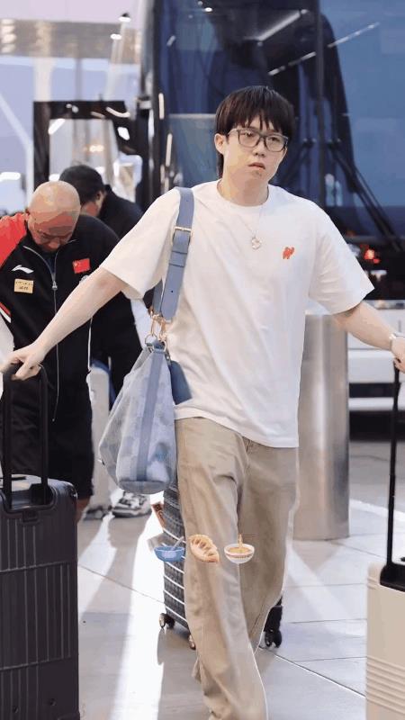王楚钦启程回国！头头真的长大了，身体越来越结实了，宽肩窄腰大长腿，看着就很有安