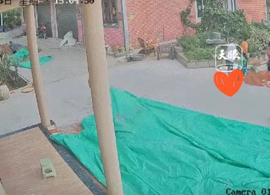 谁看了贵州这事儿不眼眶发热啊！男子带妈去看病，留俩娃在家，突遇变天担心晒的高粱，