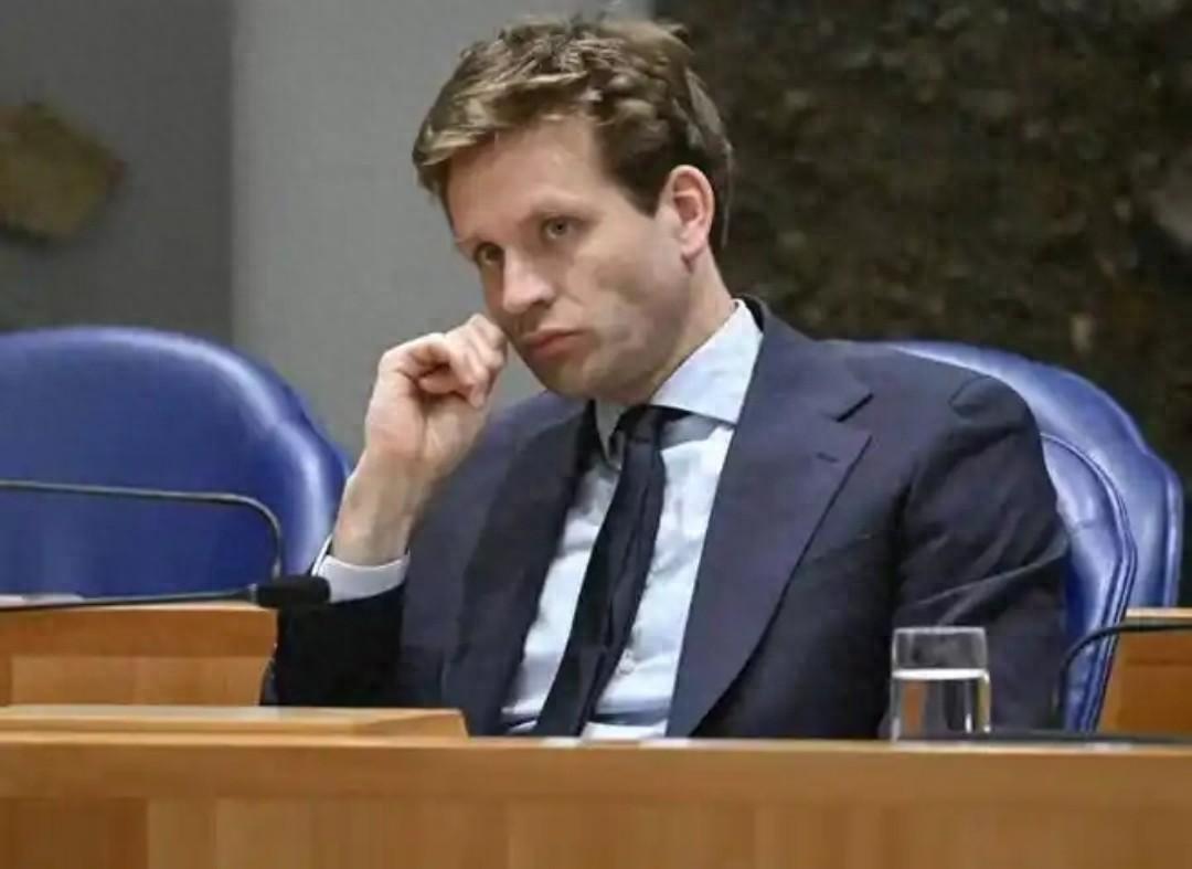 搬起石头砸自己的脚。被中国反制得够呛。荷兰还嘴硬说不后悔卡雷曼斯强行接管