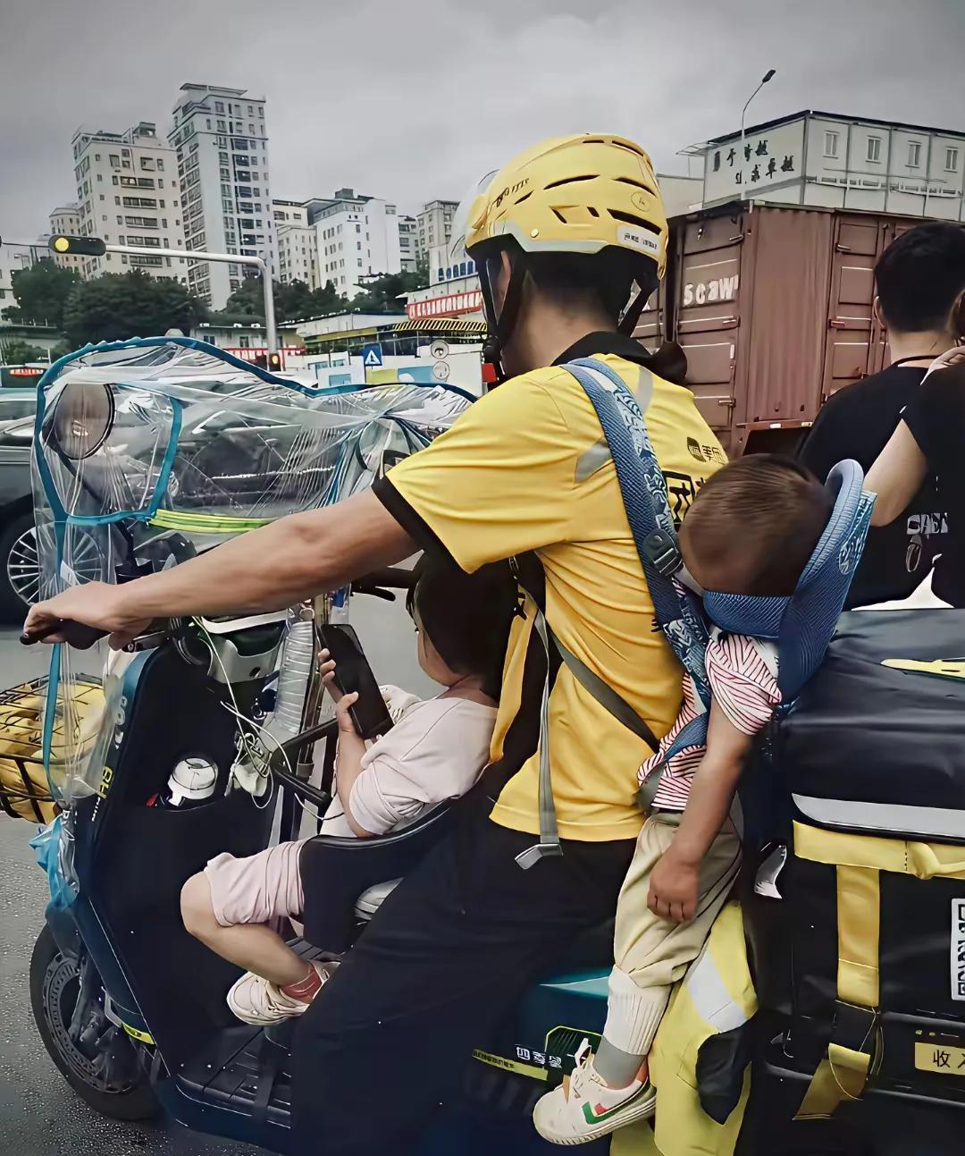 响应号召，生了第3胎。昨天正式拉开暑期带娃跑外卖的序幕。幼儿园放假