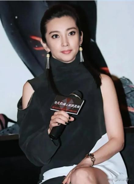 2009年，李冰冰开出12万月薪招保姆，其中一位保姆应聘，将菜里里外外洗了5、6