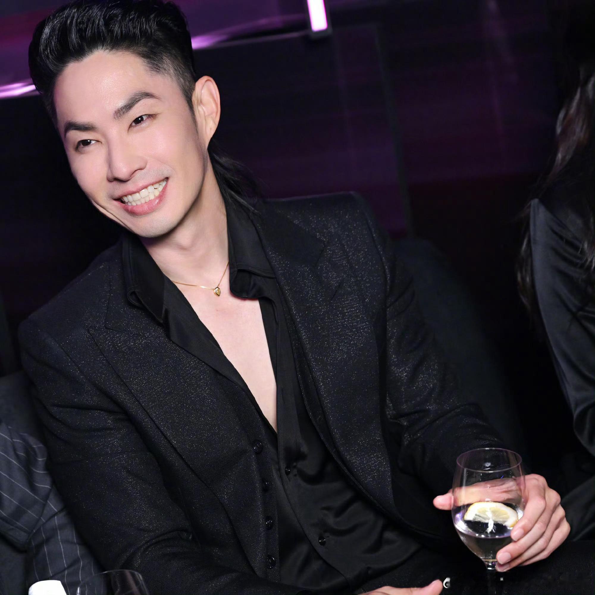 吴建豪回应瘦了40斤吴建豪谦虚了，能看得出状态特别好，瘦了以后整个人更加年轻更