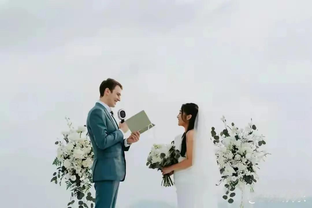 梁家辉双胞胎女儿中的一位婚后一年便升级当妈，其混血“小王子”一亮相就萌翻众人，照