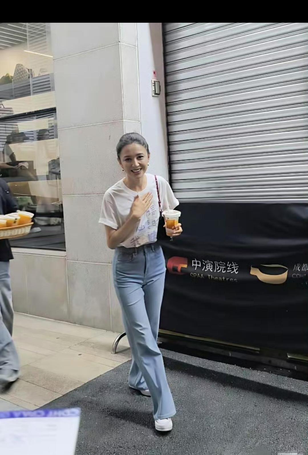 前夫哥后悔了吗？想当初费劲吧啦的把人家追到手，现在孩子都生了又离婚了！真不知