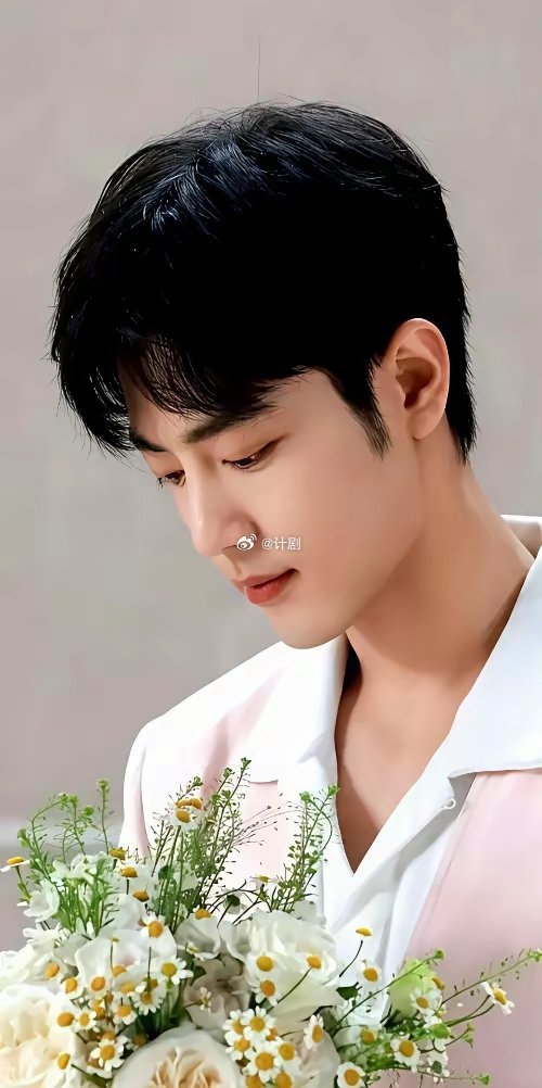 肖战杨紫的恋情瓜，彻底假熟了。杨紫2月底直播自己都说了，单身七年！从2018年分